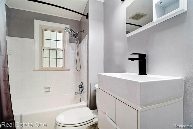 Building Photo - 1510 E 4th St