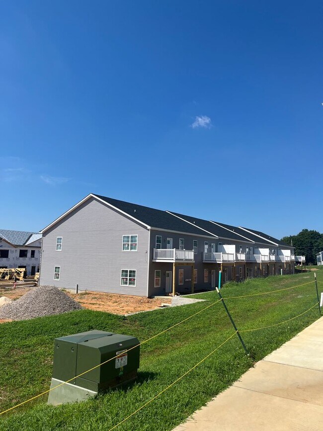 Building Photo - Salem Run Apartments Phase 2