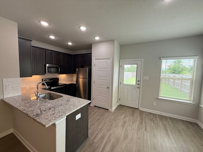 Building Photo - 3bd/2.5ba Two-Story Duplex in Prime Location