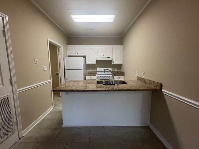 Building Photo - 2012 Red Oak Dr
