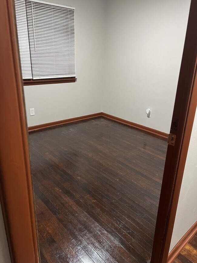 Building Photo - Welcome to this charming 3-bedroom, 1-bath...