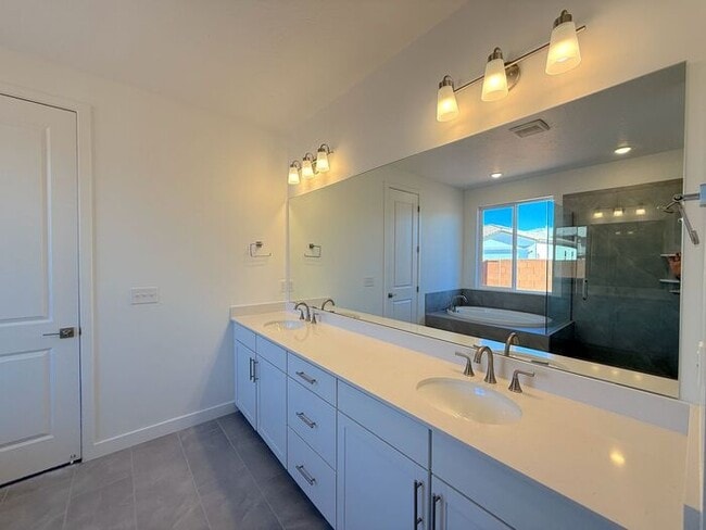 Building Photo - New 3 bed, 2.5 bath with 2 car garage home