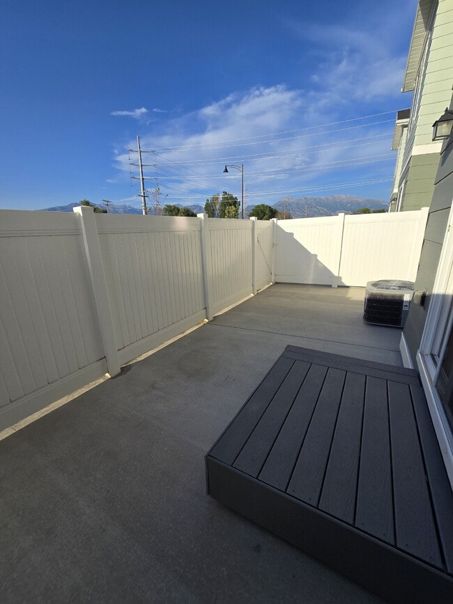 Building Photo - Adorable 4 bedroom Townhome for Rent in No...