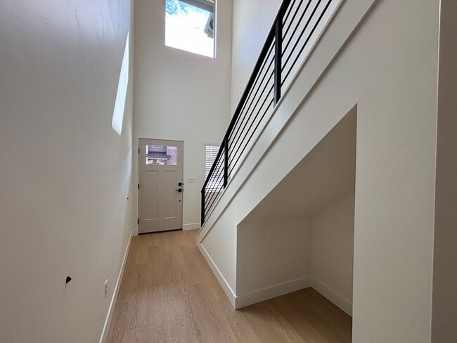 Building Photo - HURRICANE TOWNHOME FOR RENT!