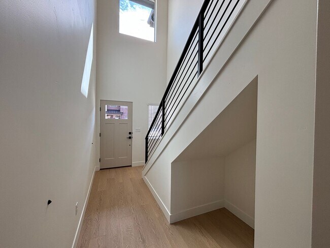 Building Photo - MOVE IN SPECIAL JULY RENT FREE! HURRICANE TOWNHOME FOR RENT!