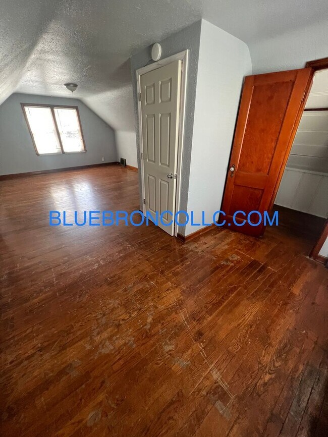 Building Photo - Charming house with nice updates and Grani...