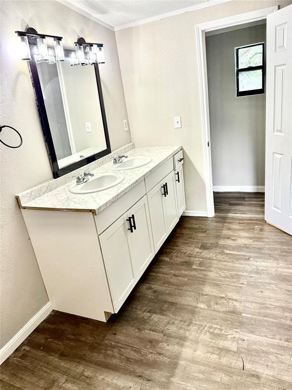 Building Photo - 750 Oak Meadows