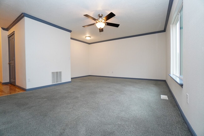 Building Photo - 11301 W Goldenrod Ave