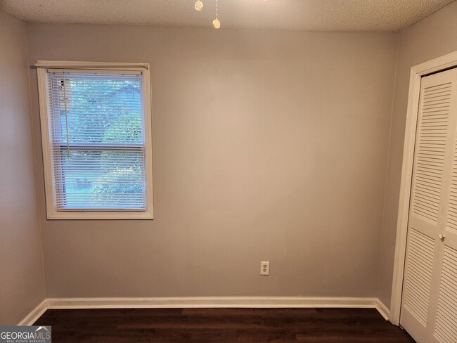 Building Photo - 4002 Hawthorne Cir