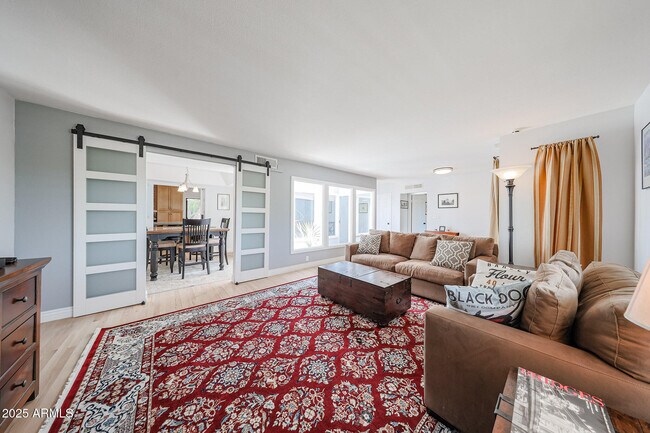 Building Photo - 601 E Forest Hills Dr