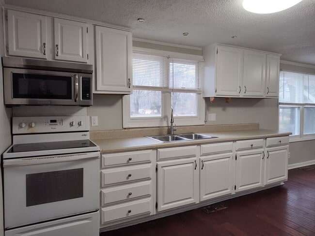 Building Photo - Move-in Ready duplex located in The Rockwell Park Community!