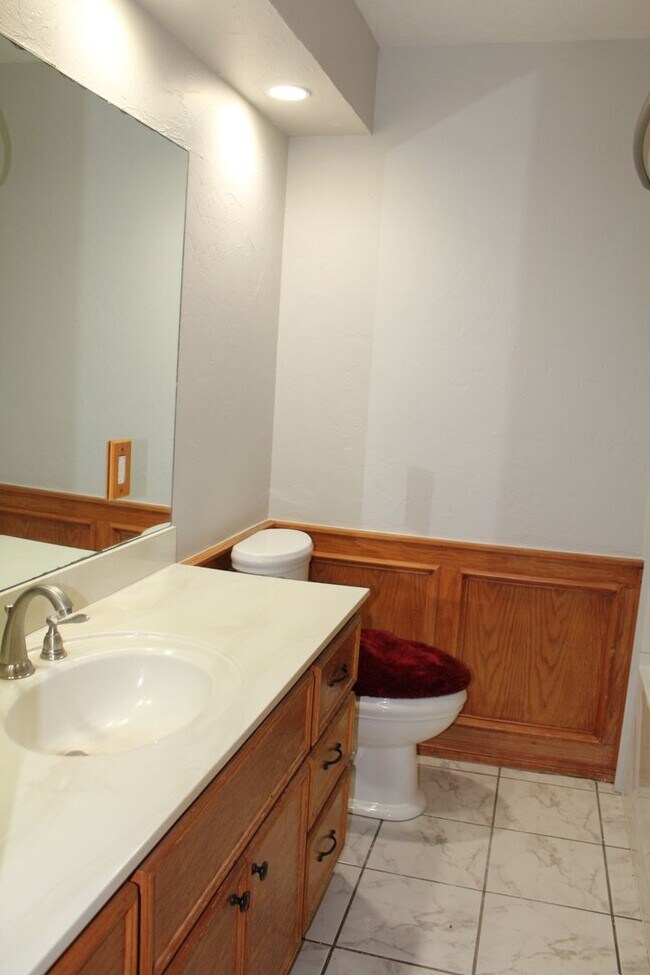 Building Photo - Huge Playroom - Family Room!