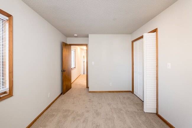 Building Photo - 2 bedroom 1.5 bath Duplex Close to the Beach