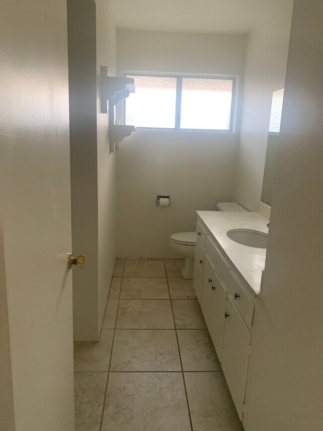 Building Photo - Three Bedroom Home in Beautiful Neighborhood