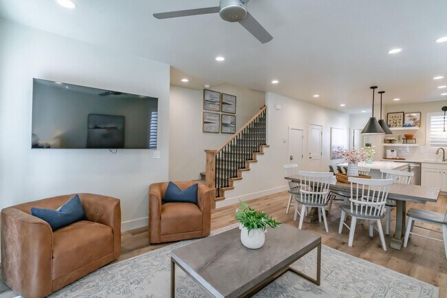 Building Photo - Flexible lease options! Spacious Townhome in Washington