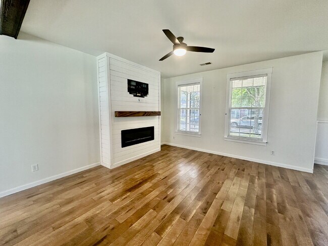 Building Photo - Beautifully Updated Three Bedroom Home in ...