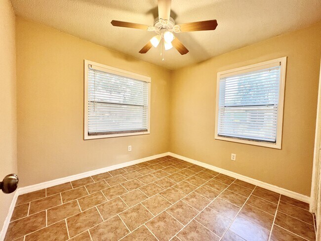 Building Photo - 1120 NE 24th Terrace