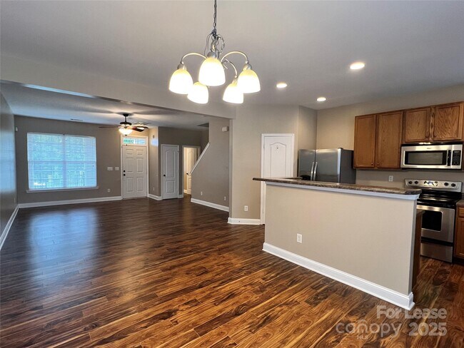 Building Photo - 142 Silverspring Pl