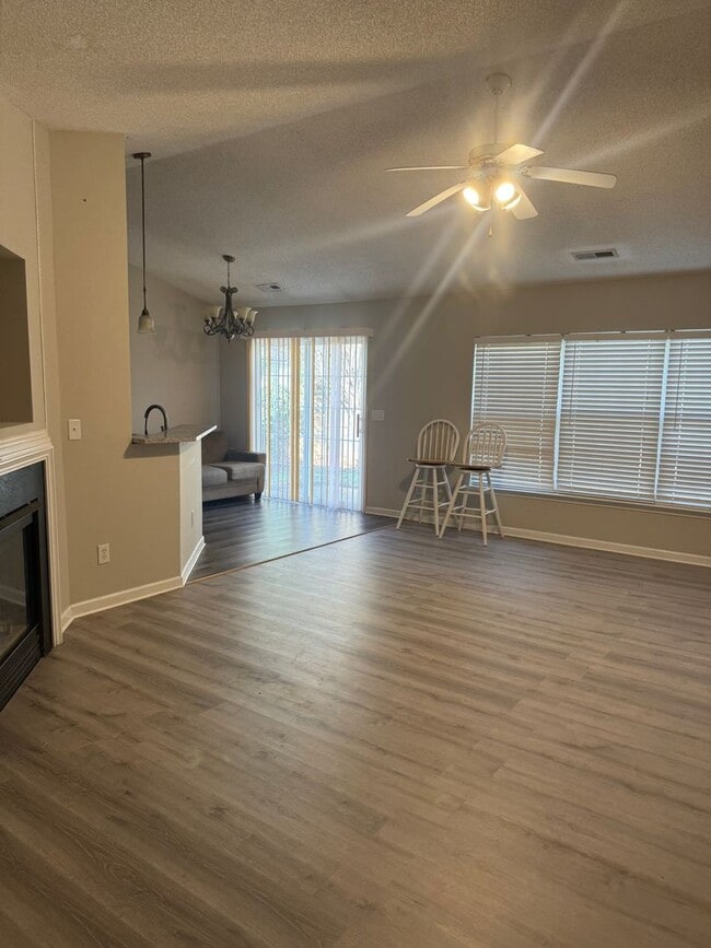 Building Photo - Great Price and location!