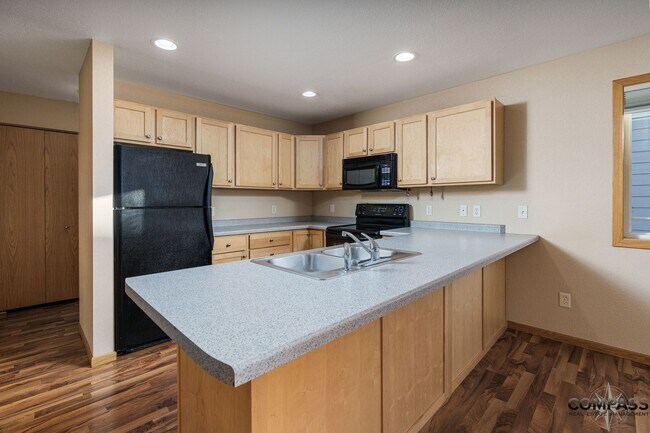 Building Photo - SPACIOUS UPDATED TOWNHOME WITH IN-UNIT LAUNDRY