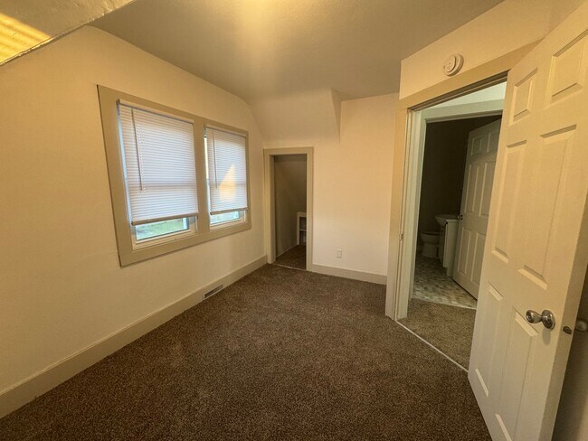Building Photo - Remodeled 4 Bed 2 Bath For RENT