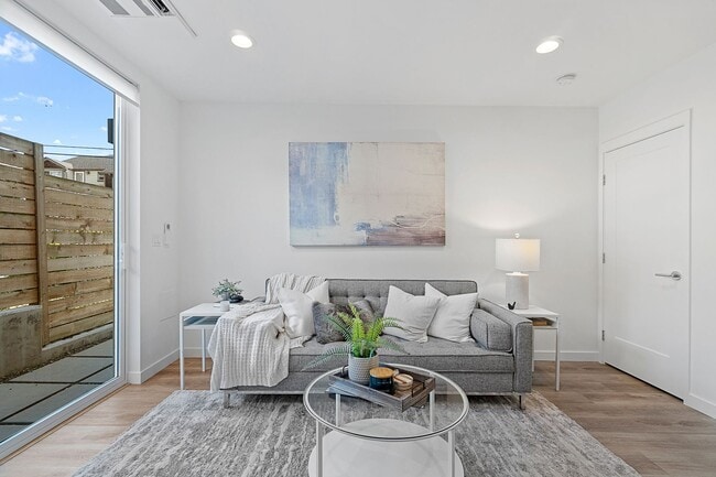 Building Photo - Modern 2bd/2ba Townhome with Rooftop & Par...