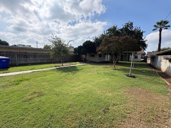 Building Photo - Charming Exeter Home Near Shopping Center ...