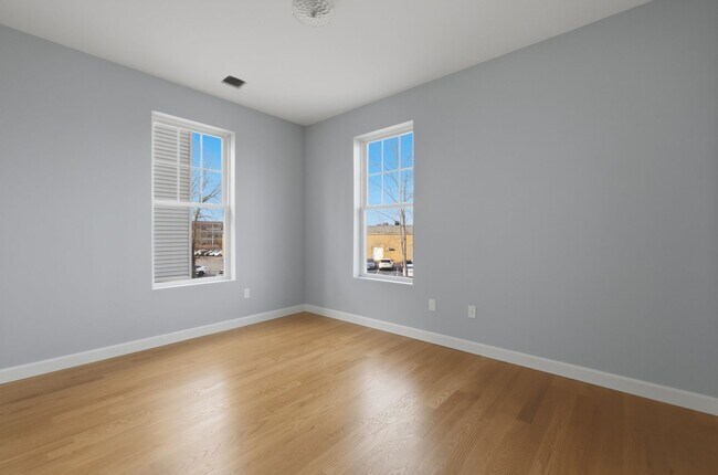 Building Photo - 19 Simon St