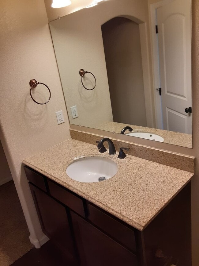 Building Photo - 3 Bedroom, 2 Bath Home with Attached 2-Car...