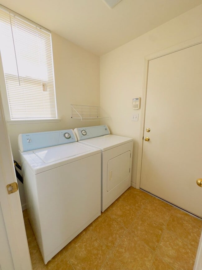 Building Photo - 1603 Laverder Dr