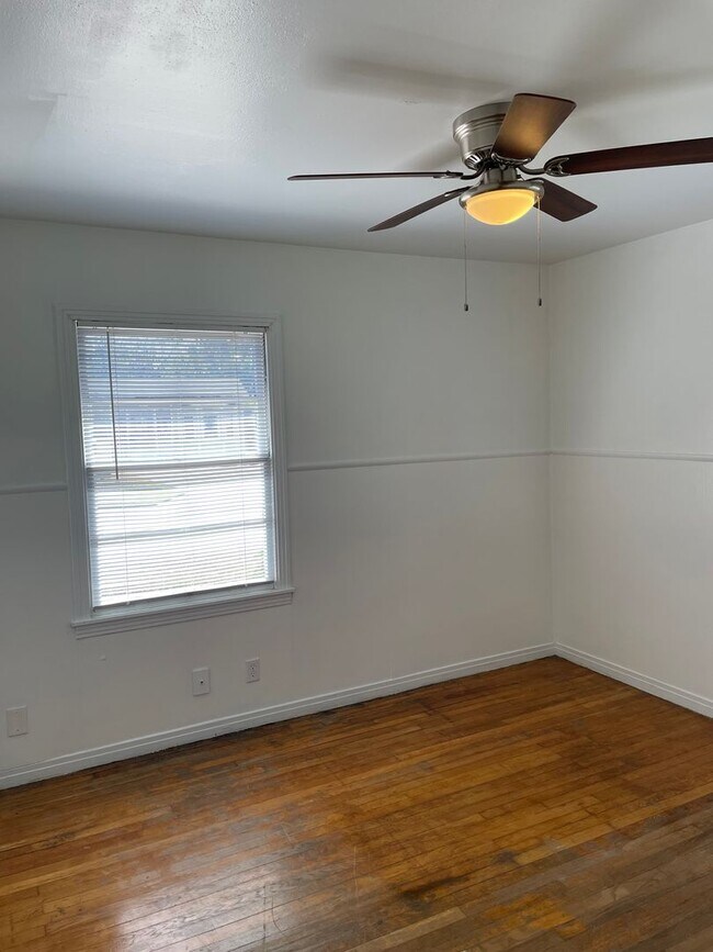 Building Photo - Available Now! *Pet Restrictions* 3 Bedroom/1 Bathroom in Temple