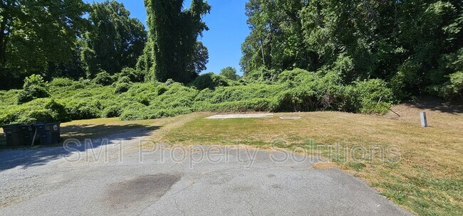 Building Photo - 1529 Earl Dr