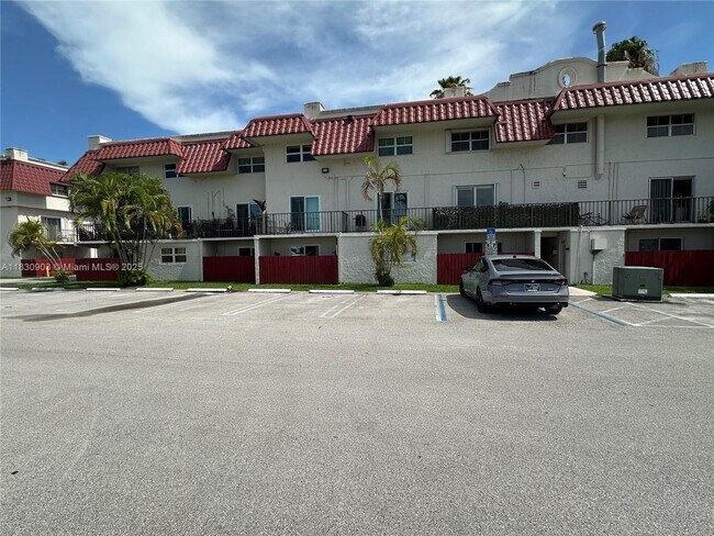 Building Photo - 6707 N Kendall Dr