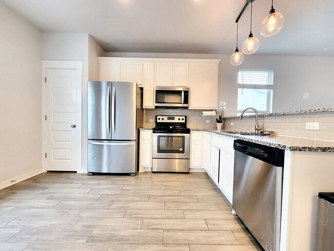 Building Photo - Comfortable One-Level 3BD/2BA with Natural...