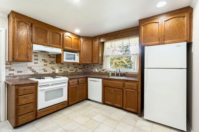 Building Photo - 2124 Maryal Dr