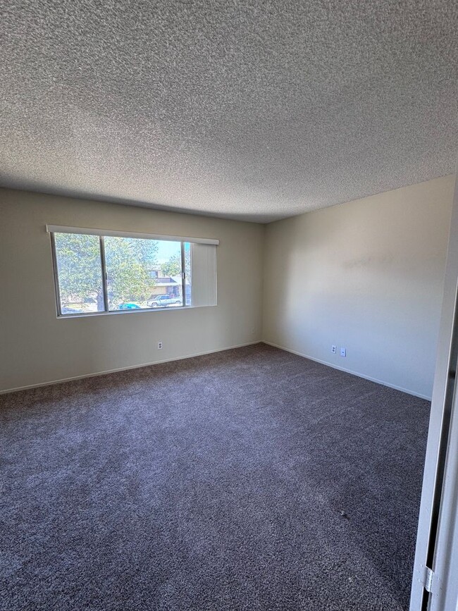 Building Photo - 2 Bedroom 1.5 Bath Attached unit available