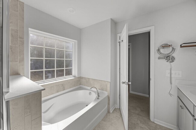 Building Photo - Beautiful Rental in Coosaw Preserve