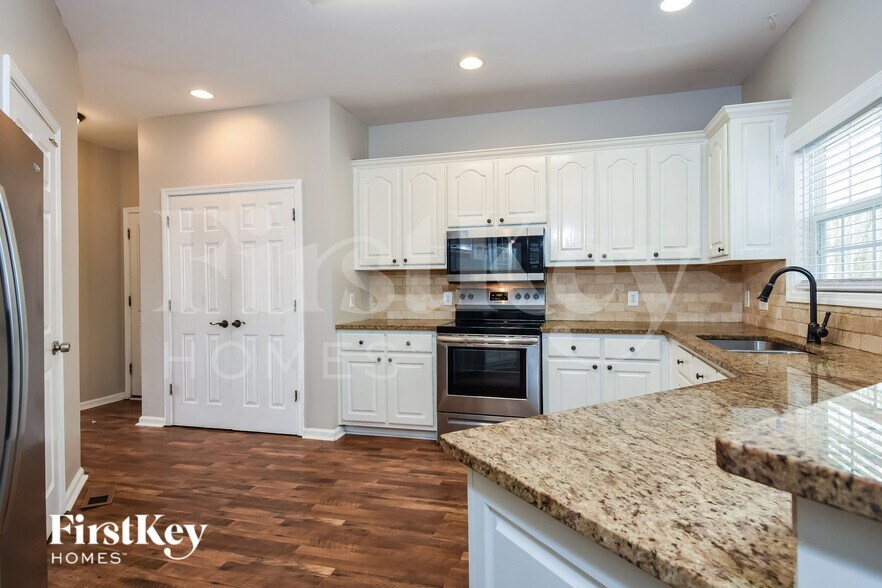 Building Photo - 47 Camelot Ct