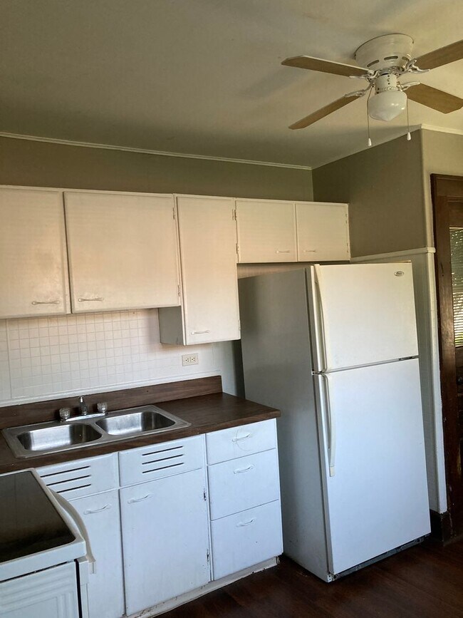 Building Photo - 3 bedroom with a bonus room! Nice enclosed sun porch!