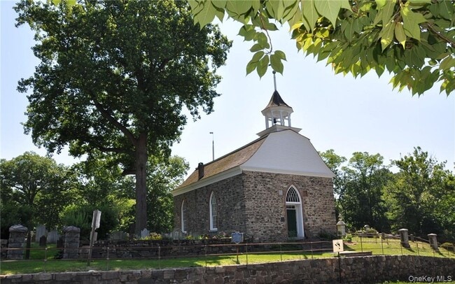 Building Photo - 46 Hemlock Dr