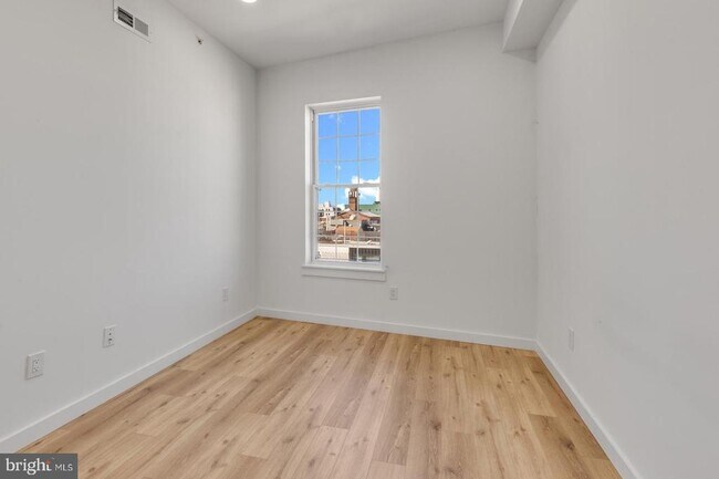 Building Photo - 2045 Trenton Ave