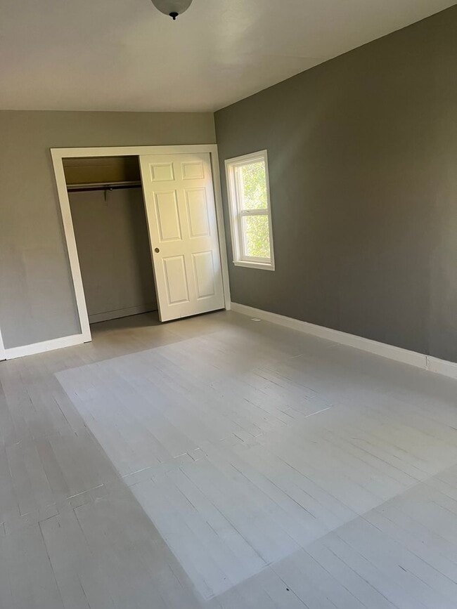 Building Photo - 2 bedroom 2 bath Country House with Big Den