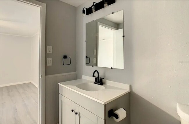 Building Photo - NEWLY RENOVATED Home For Rent in Tampa!