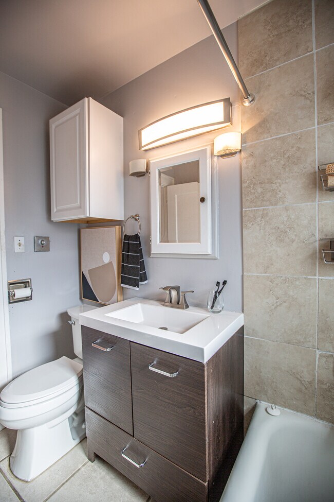 Building Photo - 1124 S Newport Ave