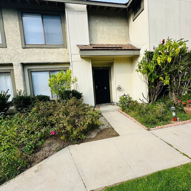 Building Photo - Newly Renovated 2 Bed / 2.5 Bath Townhome in North Hills