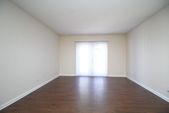 Building Photo - 2BR/1BA Apartment with Wood-Look Flooring,...