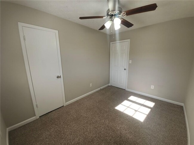 Building Photo - 2337 Pebble Rock E