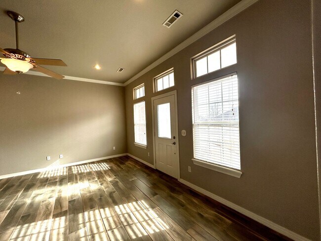 Building Photo - Spacious 3 bed 2 bath Single Family with a Large Fenced Backyard!