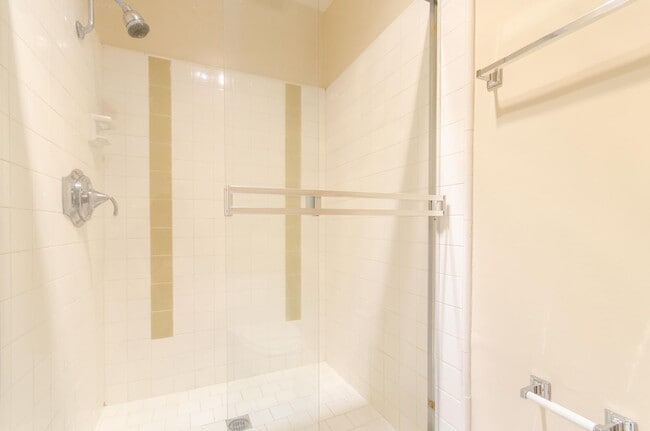 Building Photo - Stunning renovated apartment in the Heart ...