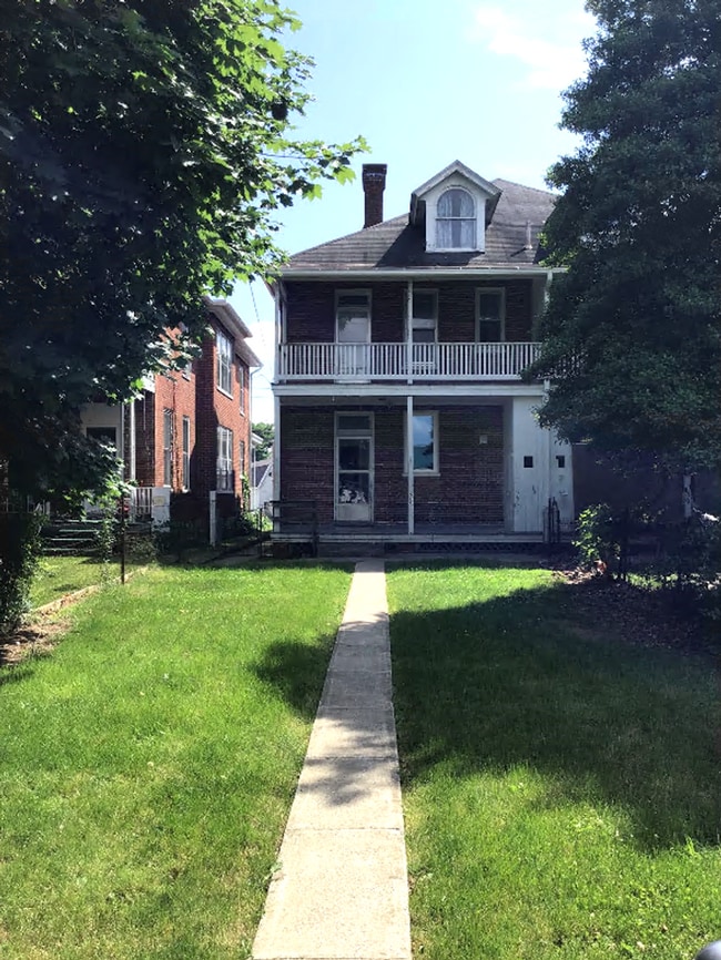 Building Photo - 2-story duplex | 4 bedrooms and 2 full bathrooms